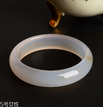 玉髓手鐲戴哪只手？玉髓手鐲戴左手還是右手？