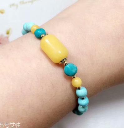 綠松石可以戴著洗澡嗎？綠松石手串洗澡要摘嗎？