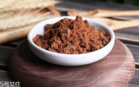 紅糖面膜用什么水稀釋？紅糖面膜用熱水還是冷水泡？