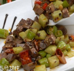 豬心能治心臟病嗎？豬心可以治心臟?。?></p><h3>豬心和什么一起炒好吃</h3><p>青椒炒豬心原料：青椒一只、豬心一只。調(diào)料：鹽、醬油、味精、糖、酒、淀粉、姜片、蒜末。</p><p>1、鍋上火加熱，加入適量油，油略熱，加入青椒塊煸炒，片刻后盛出；</p><p>2、余油加入姜片、蒜末爆香；</p><p>3、加入腌過的豬心煸炒；</p><p>4、豬心變色后，加入青椒塊一起煸炒；</p><p>5、加入味精適量，淋上水淀粉，收汁，撒上適量白胡椒粉，淋上麻油，關(guān)火盛出即可。</p> </div>
<div align=