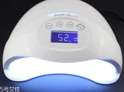 美甲燈會(huì)把手照黑嗎？美甲燈之前要涂防曬霜嗎？