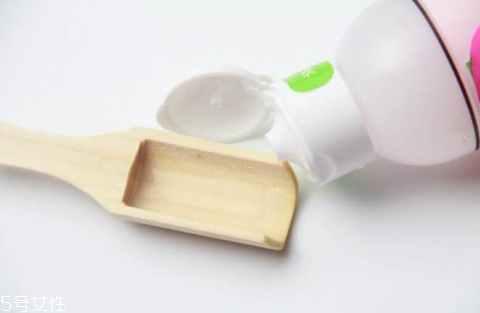 油皮痘痘肌怎么護膚？油皮致痘的4大誤區(qū)
