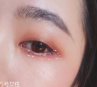 下眼影怎么畫顯眼睛大？眼睛變大2倍的下眼影畫法