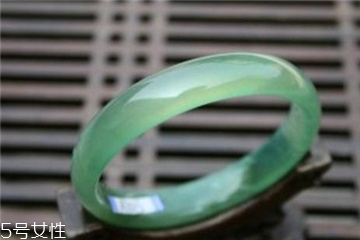 藍(lán)田玉手鐲一般多少錢(qián) 性?xún)r(jià)比很高的飾品