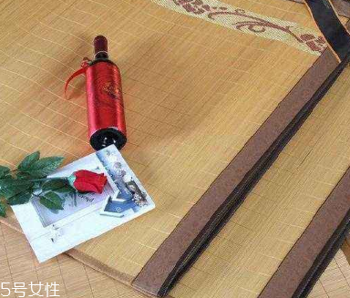涼席買(mǎi)大了怎么辦 這樣就能解決了