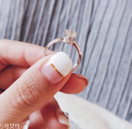 周生生伯爵皇冠多少錢 彰顯女王氣場(chǎng)