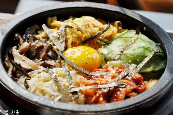 石鍋拌飯?jiān)趺醋?做法很簡單