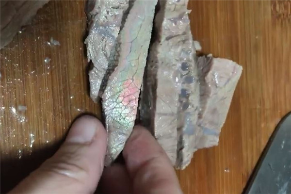 買回來(lái)的豬肉切開(kāi)發(fā)綠發(fā)黃是怎么回事