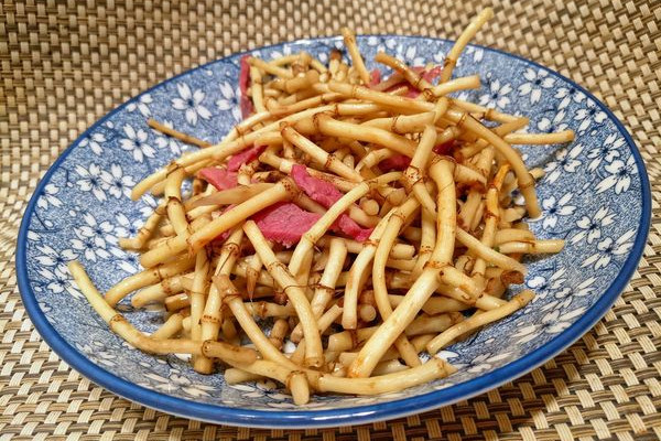 折耳根可以治療胃炎嗎？這個(gè)季節(jié)挖折耳根最嫩最討喜