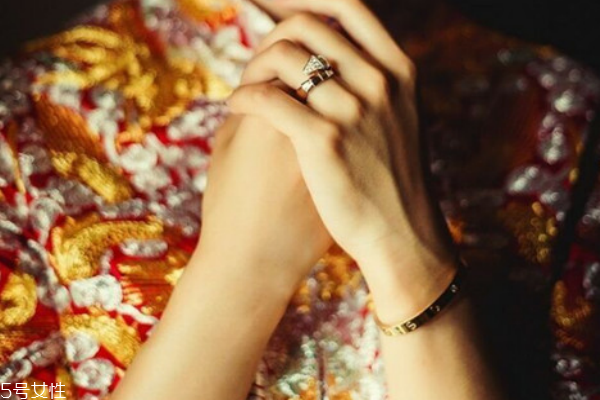 結婚三金是必須給的嗎 代表著傳統(tǒng)習俗