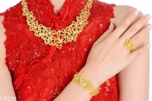 結(jié)婚買(mǎi)三金還是五金 看經(jīng)濟(jì)狀況