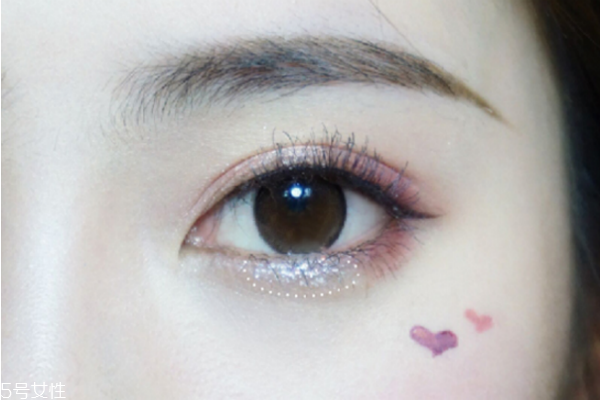 人魚(yú)姬眼影怎么畫(huà) 人魚(yú)姬眼妝教程