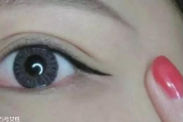 眼尾上揚(yáng)怎么畫(huà)眼線(xiàn) 上揚(yáng)眼線(xiàn)的畫(huà)法步驟圖