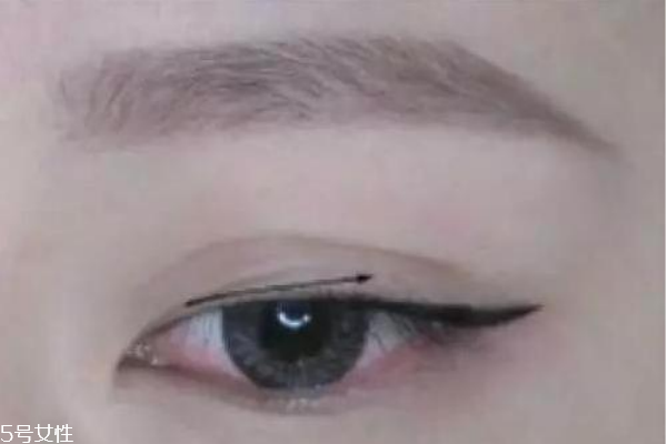眼尾上揚(yáng)怎么畫(huà)眼線(xiàn) 上揚(yáng)眼線(xiàn)的畫(huà)法步驟圖