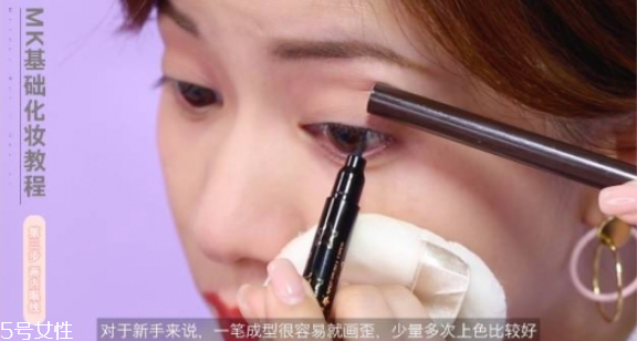 眼尾上揚(yáng)怎么畫(huà)眼線(xiàn) 上揚(yáng)眼線(xiàn)的畫(huà)法步驟圖