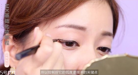 眼尾上揚(yáng)怎么畫(huà)眼線(xiàn) 上揚(yáng)眼線(xiàn)的畫(huà)法步驟圖