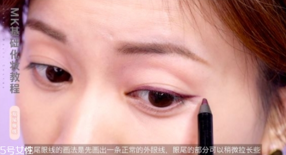 眼尾上揚(yáng)怎么畫(huà)眼線(xiàn) 上揚(yáng)眼線(xiàn)的畫(huà)法步驟圖
