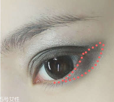 灰綠色系眼妝的畫法 龐克風小煙熏眼妝