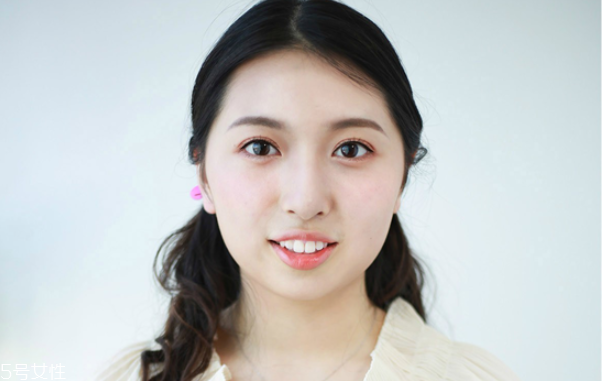 元旦約會(huì)妝容步驟畫(huà)法 優(yōu)雅又有女人味