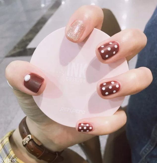 可愛(ài)波點(diǎn)美甲圖片 這幾款自帶減齡效果