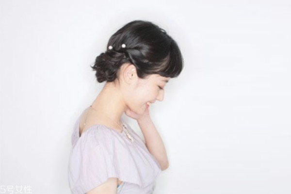 怎么用卷發(fā)棒卷內扣 輕松燙優(yōu)雅波波頭發(fā)型