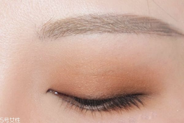 灰綠眼妝的畫(huà)法 綠色眼影妝容畫(huà)法