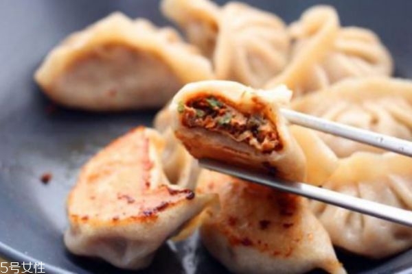 餃子怎么煎才脆 這樣煎出來(lái)又脆又香
