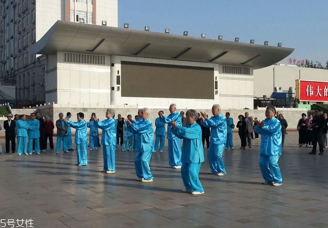 太極拳能治病嗎？太極拳能治什么?。?></p><h3>練習(xí)太極拳的注意事項(xiàng)</h3><p>1. 太極拳訓(xùn)練方法</p><p>1) 靜心用意，呼吸自然，即練拳要求思想安靜集中，專心引導(dǎo)動(dòng)作，呼吸平穩(wěn)，深勻自然，不可勉強(qiáng)憋氣。</p><p>2) 中正安舒，柔和緩慢，即身體保持舒松自然，不偏不倚，動(dòng)作如行云流水，輕柔勻緩。</p><p>3) 動(dòng)作弧形，圓活完整，即動(dòng)作要呈弧形式螺旋形，轉(zhuǎn)換圓活不滯，同時(shí)以腰作軸，上下相隨，周身組成一個(gè)整體。</p><p>4) 連貫協(xié)調(diào)，虛實(shí)分明，即動(dòng)作要連綿不斷，銜接和順，處處分清虛實(shí)，重心保持穩(wěn)定。</p><p>5) 輕靈沉著，剛?cè)嵯酀?jì)，即每一動(dòng)作都要輕靈沉著，不浮不僵，外柔內(nèi)剛，發(fā)勁要完整，富有彈性，不可使用拙力。</p><p>2. 練習(xí)太極拳的要領(lǐng)</p><p>1) 虛領(lǐng)頂勁：頭頸似向上提升，并保持正直，要松而不僵可轉(zhuǎn)動(dòng);</p><p>2) 含胸拔背、沉肩垂肘：即胸要含不能挺，肩不能聳而要沉，肘不能抬而要下垂，全身要自然放松;</p><p>3)
手眼相應(yīng)，以腰為軸，移步似貓行，虛實(shí)分清：指打拳時(shí)必須上下呼應(yīng)，融為一體，要求動(dòng)作出于意，發(fā)于腰，動(dòng)于手，眼隨手轉(zhuǎn)，兩下肢弓步和虛步分清而交替，練到腿上有勁，輕移慢放沒(méi)有聲音;</p><p>4) 動(dòng)中求靜，動(dòng)靜結(jié)合：即肢體動(dòng)而腦子靜，思想要集中于打拳;</p><p>5) 式式均勻，連綿不斷：指每一式的動(dòng)作快慢均勻，而各式之間又是連綿不斷，全身各部位肌肉舒松協(xié)調(diào)而緊密銜接;</p><p>6) 打太極拳要求有意地運(yùn)用腹式呼吸，加大呼吸深度，從而改善呼吸機(jī)能和血液循環(huán);</p><p>7)
練習(xí)太極拳是一個(gè)循序漸進(jìn)的過(guò)程，需要持之以恒;同時(shí)，在練習(xí)時(shí)應(yīng)多加觀摩，相互學(xué)習(xí)交流;相信經(jīng)過(guò)認(rèn)真的練習(xí)和不斷的努力，都可以收到強(qiáng)身健體的效果</p> </div>
<div align=
