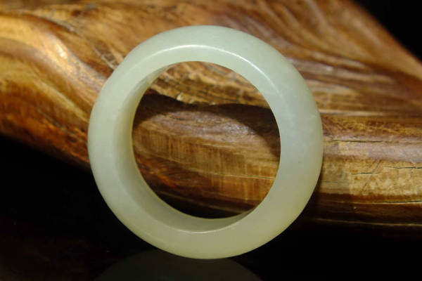 中指戴戒指什么意思 桃花運(yùn)會旺到不行 中指戴戒指什么意思 桃花運(yùn)會旺到不行