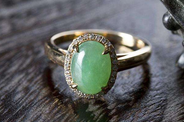 中指戴戒指什么意思 桃花運(yùn)會旺到不行 中指戴戒指什么意思 桃花運(yùn)會旺到不行