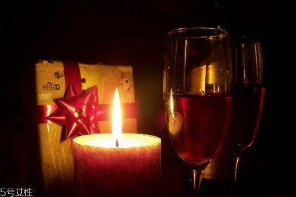 女性喝紅酒美容，一天喝多少比較好