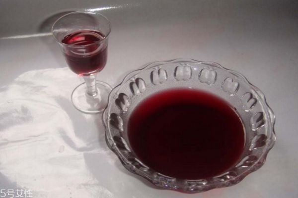 女性喝紅酒美容，一天喝多少比較好