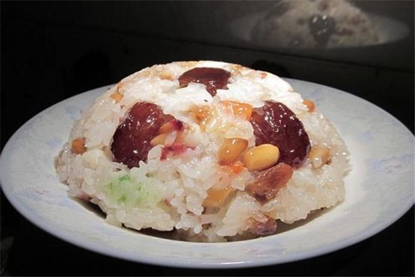 蒸八寶飯放多少水 和容量有關