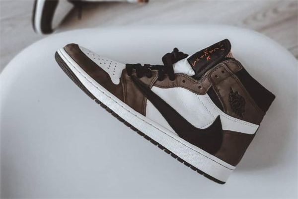 travis scott聯(lián)名aj1反鉤多少錢 市場價炒至上萬