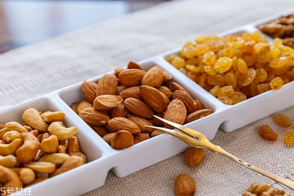 炭燒腰果價(jià)格多少錢(qián)一斤 炭燒和鹽焗腰果哪個(gè)好吃