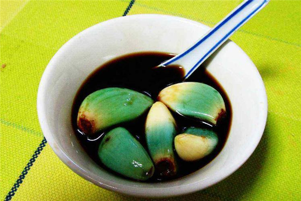 醋泡大蒜為什么會變綠 屬于正?，F(xiàn)象
