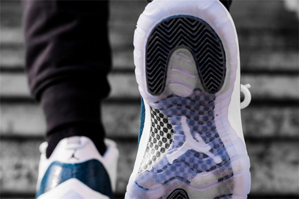 aj11 low藍(lán)蛇開箱測評 aj11 low藍(lán)蛇實(shí)物上腳