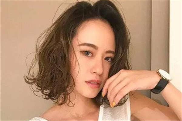 外卷發(fā)型怎么吹 蓬松顯氣質的發(fā)型