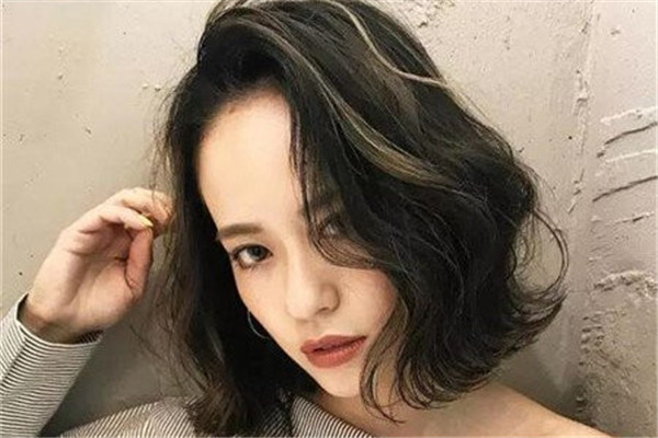 外卷發(fā)型怎么吹 蓬松顯氣質的發(fā)型