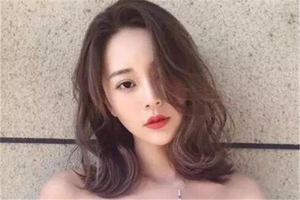 外卷發(fā)型怎么吹 蓬松顯氣質的發(fā)型