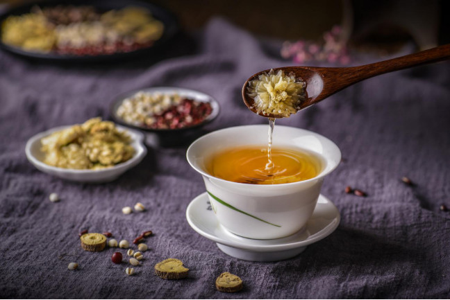 眼睛干澀酸脹怎么辦？來點(diǎn)花茶加越橘葉黃素