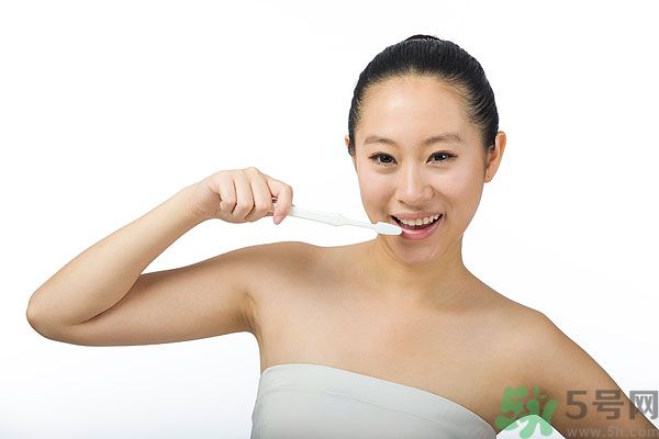溫水刷牙好還是冷水刷牙好？溫水刷牙的好處