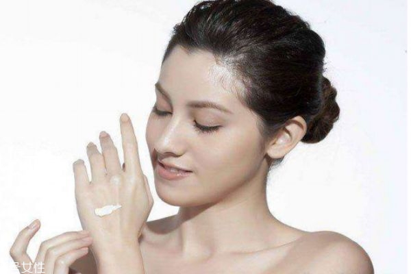 經(jīng)期老長(zhǎng)痘痘怎么辦 經(jīng)期長(zhǎng)痘痘是什么原因
