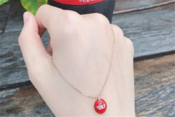 肥宅快樂水項(xiàng)鏈多少錢 周大?？煽诳蓸讽?xiàng)鏈價格