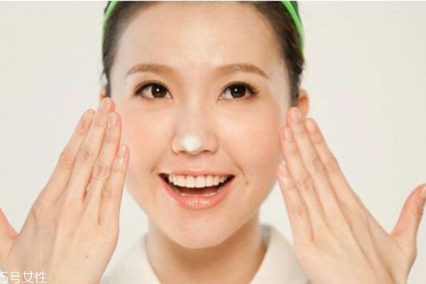 為什么化妝后會(huì)容易長痘痘 經(jīng)?；瘖y還想避免長痘怎么辦