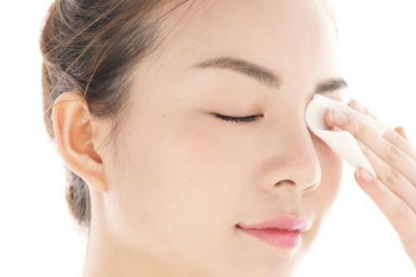為什么化妝后會(huì)容易長痘痘 經(jīng)?；瘖y還想避免長痘怎么辦