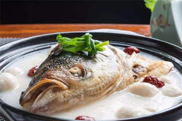 魚(yú)頭湯用什么魚(yú)頭最好 魚(yú)頭湯放什么菜好吃