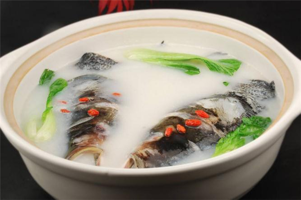 魚(yú)頭湯用什么魚(yú)頭最好 魚(yú)頭湯放什么菜好吃