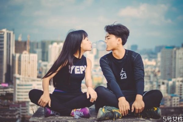 朋友變戀人好嗎 好朋友變戀人會(huì)長(zhǎng)久嗎
