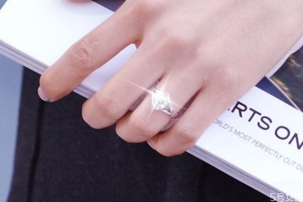 求婚戒指一般戴哪個手指女生 求婚時應(yīng)注意的事項(xiàng)